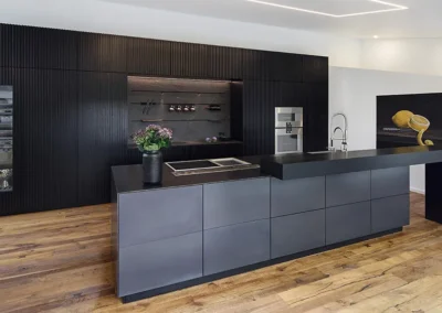 Beispielküche Lamellen:Stripe Küche schwarz mit Kücheninsel