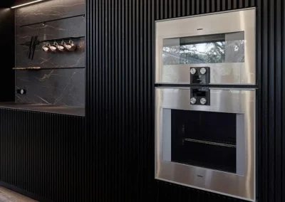 Beispielküche Lamellen:Stripe langes Küchenelement schwarz